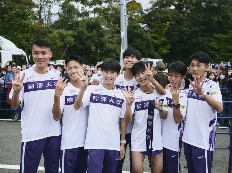 4連覇のポーズ、4区赤星雄斗だけ口を結んで真顔　©Yuki Suenaga