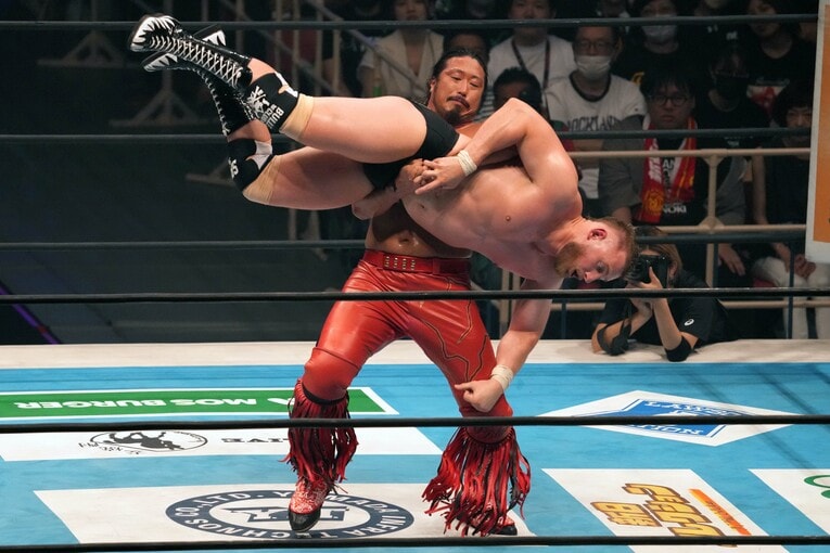 ゲイブ・キッドを持ち上げる辻陽太