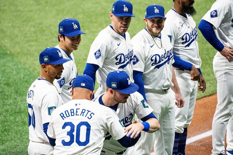 【大谷さんとドジャースの仲良しショット】 ／ photograph by Nanae Suzuki