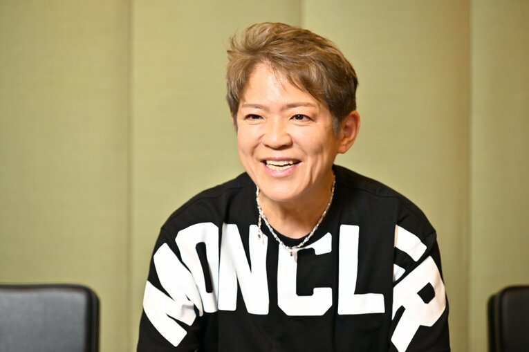 インタビューに答えるライオネス飛鳥さん　©Hideki Sugiyama