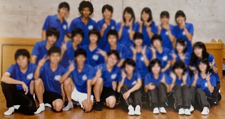 新宿高校時代の集合写真（後列左から2人目がベイノア）　©Beynoah