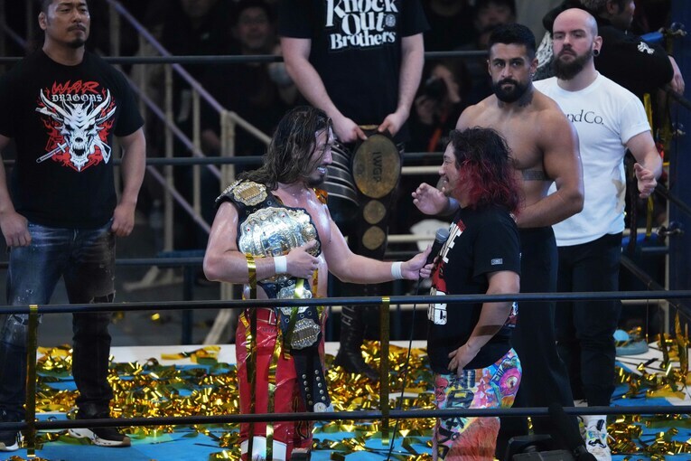 退団する高橋ヒロムをリングに呼び込んだ辻陽太　©Essei Hara