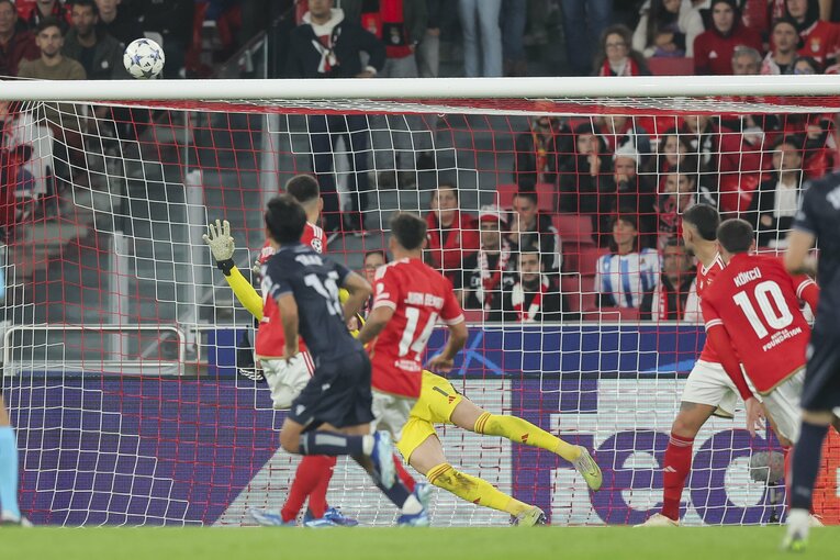 ベンフィカ戦で久保が放ったクロスバー直撃のシュート。入っていれば確実に語り草だった　©Global Images/Sipa USA/JIJI PRESS