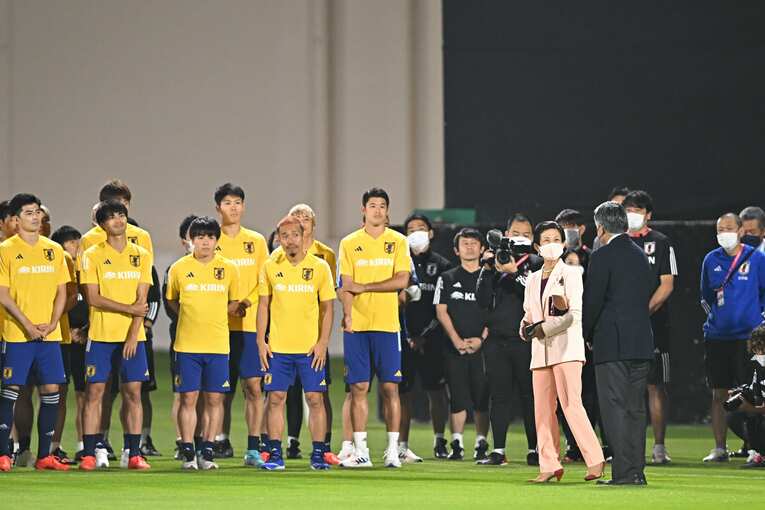 田嶋幸三会長に視線をやる高円宮妃久子さま©Takuya Kaneko／JMPA