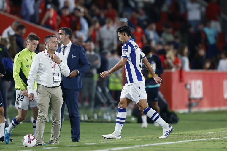 「久保建英と浅野拓磨が笑顔で握手」4年ぶり日本人対決で敗戦にイラ立っても久保がスペイン語で語った「荷車を引くんだ」…カメラマンが見た事実(17)