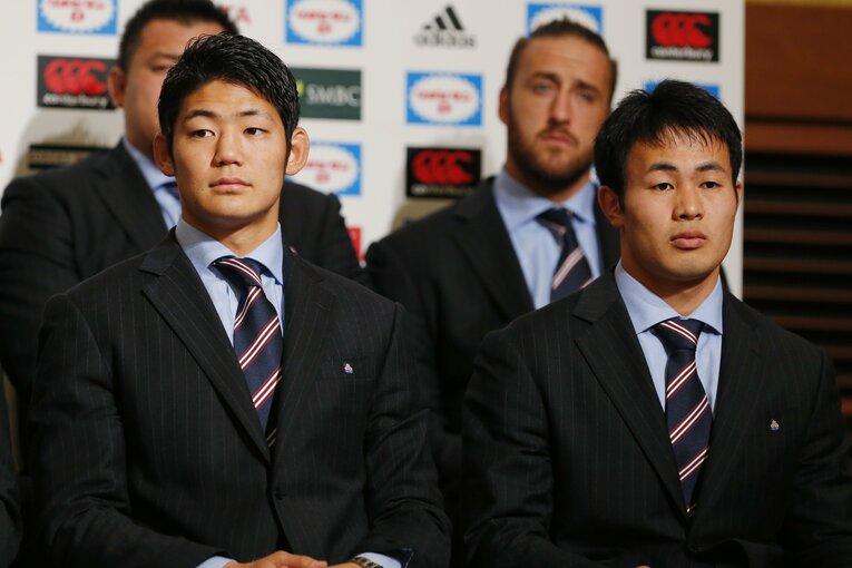 ともに大学4年時に2015年W杯のメンバーに選出された藤田慶和と福岡堅樹（写真は帰国会見の様子）©︎AFLO SPORT