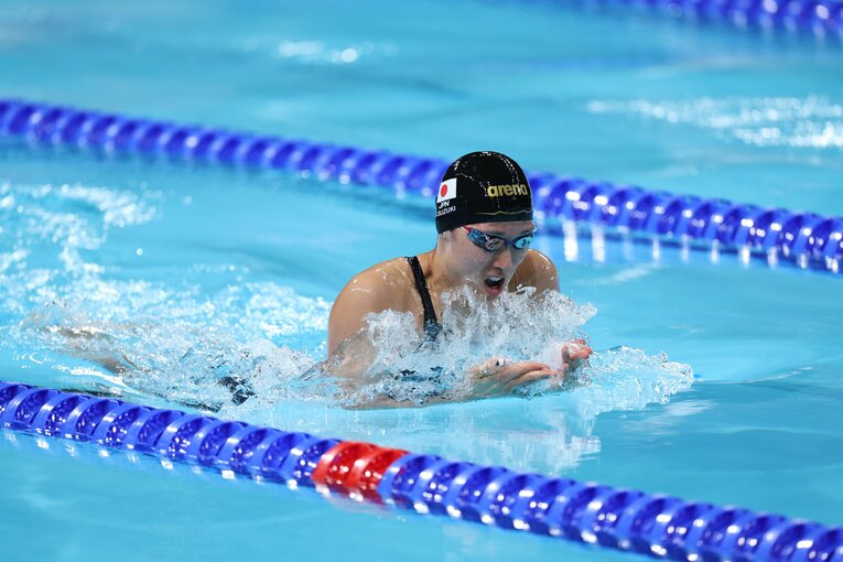 パリ五輪、200m平泳ぎで力泳する鈴木　©Ryosuke Menju/JMPA