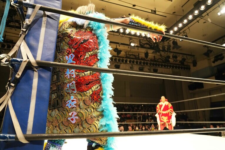 青コーナーのウナギ・サヤカ。ガウンの背中には「里村明衣子」の名が　©Essei Hara