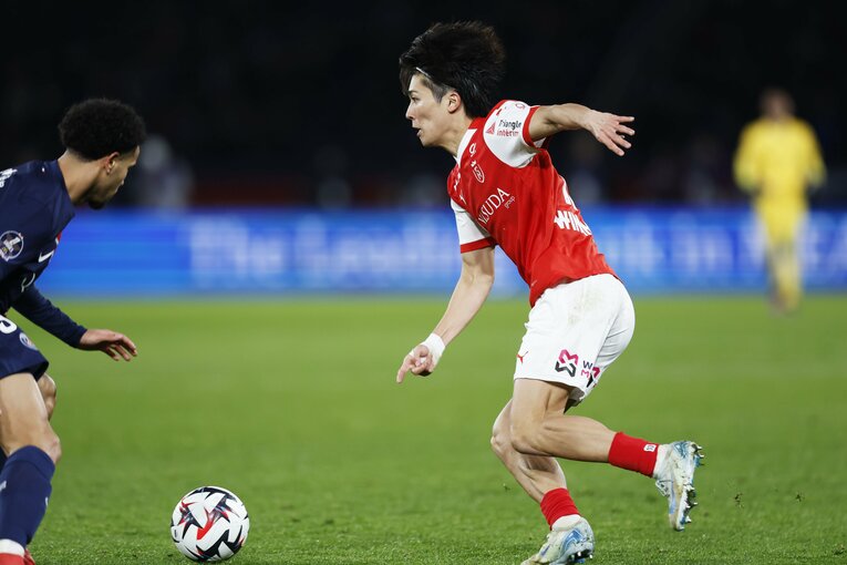 「PSGをブ然とさせた」中村敬斗ゴール＆お膳立て伊東純也が喜ぶ“会心の1枚”「関根大輝も試合後…」ランス“日本人3兄弟”を現場で撮った(8)