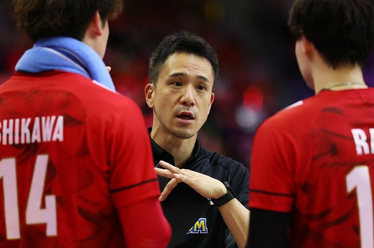 バレーボール日本代表ロラン・ティリ監督を“右腕”として支える伊藤健士コーチ（44歳）。代表活動を終えると、すぐに所属元の大阪ブルテオンに戻り、SVリーグ開幕に向けて準備に奔走していた ／ photograph by JVA/AFLO