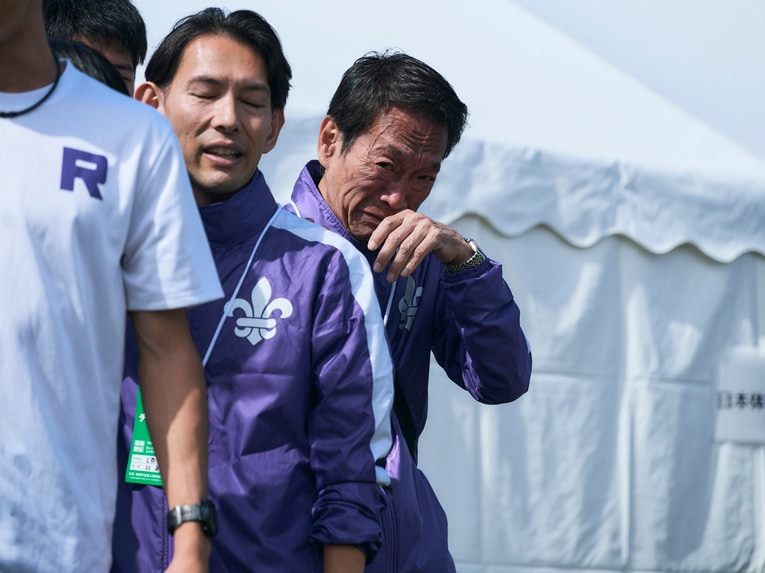駅伝監督の上野裕一郎が解任され、急きょ指揮を取った原田総監督　©Yuki Suenaga