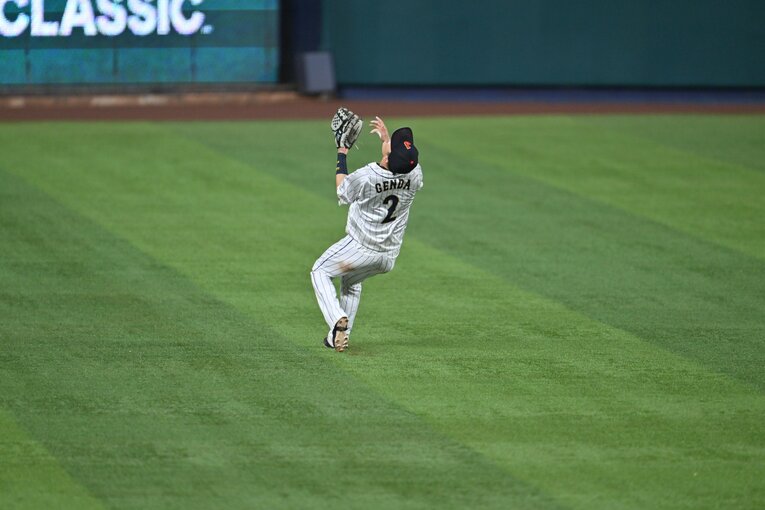 源田壮亮のスーパープレー（背面キャッチ。1/3）©Naoya Sanuki