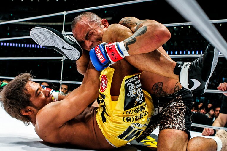 2009年の大晦日、憧れの存在だった山本“KID”徳郁を破った金原正徳　©Susumu Nagao
