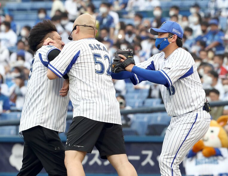 始球式には捕手として参加。鬼越トマホークのケンカ芸の仲裁に入ると、「アスリートなのに太ったり、やせたりしてんじゃねぇよ」とまさかのダメ出しを受ける　©SANKEI SHIMBUN
