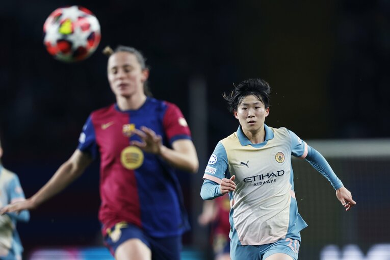 「ユイさん、大好きです」“マンCを熟知”なでしこ新監督ニールセンが就任会見で評価も…長谷川唯と藤野あおばがバルサ戦完敗で見せた素顔(13)