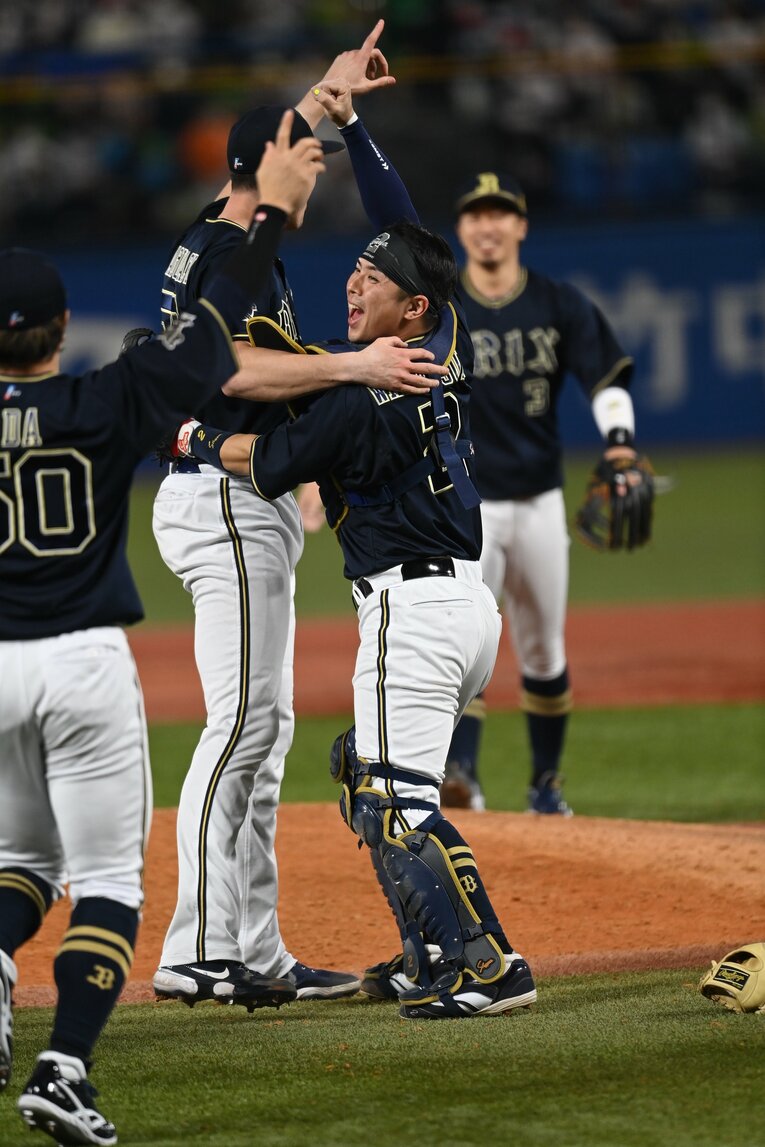 伏見からマスクを引き継ぎ、日本一歓喜の瞬間をマウンドで迎えた若月　©︎Naoya Sanuki