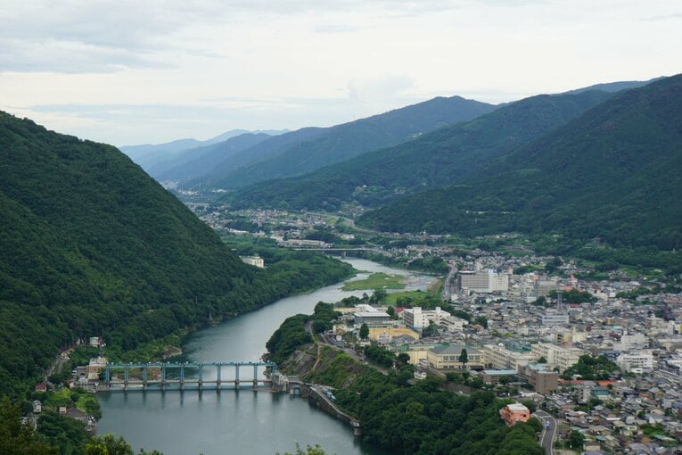 山に囲まれた池田町（徳島県三好市）の風景 ©NumberWeb