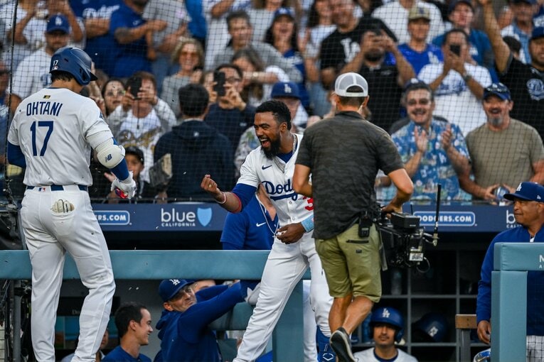 【Numberカメラマンが激写・大谷翔平の愛される日常】テオスカーが大谷に種まき（写真はまだまだ続きます）　©Nanae Suzuki