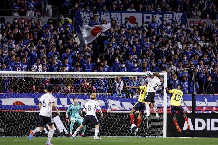 コロンビア戦、上田綺世のヘディングシュート（1枚目／全3枚）©Kiichi Matsumoto/JMPA