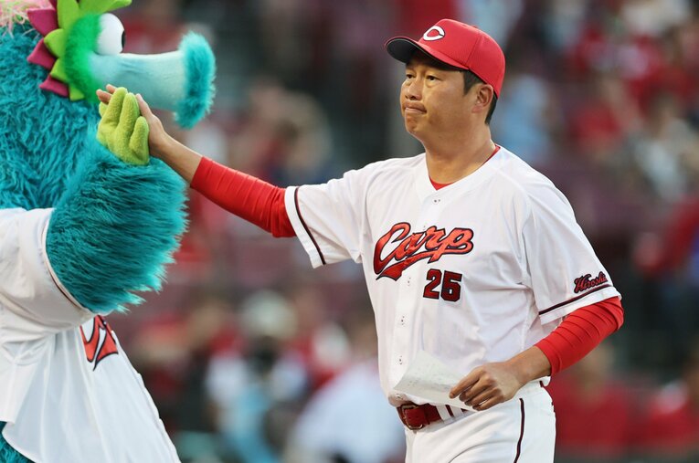 9月の月間20敗という失速をうけ、育成重視の決断を下した新井監督 ／ photograph by JIJI PRESS