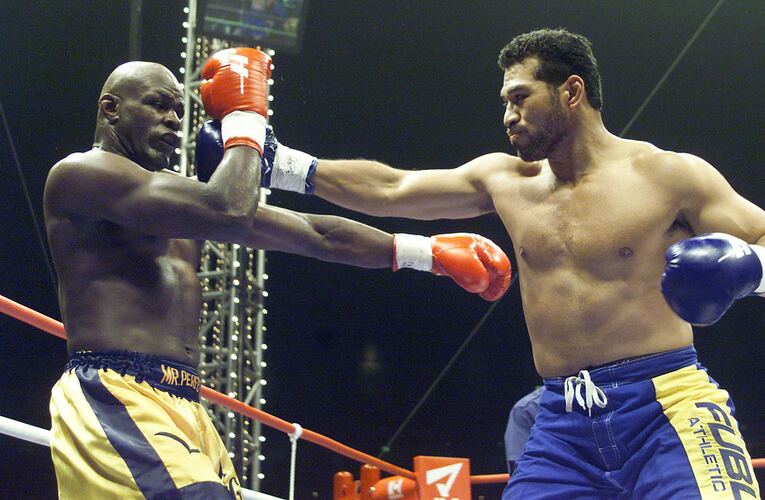 2000年12月11日のホーストvsレイ・セフォー　©AFLO