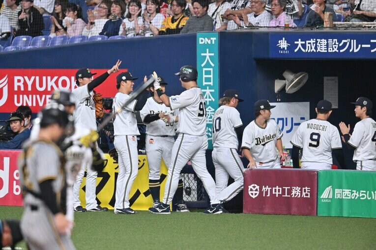 先発の山本由伸とハイタッチする杉本　©︎Hideki Sugiyama