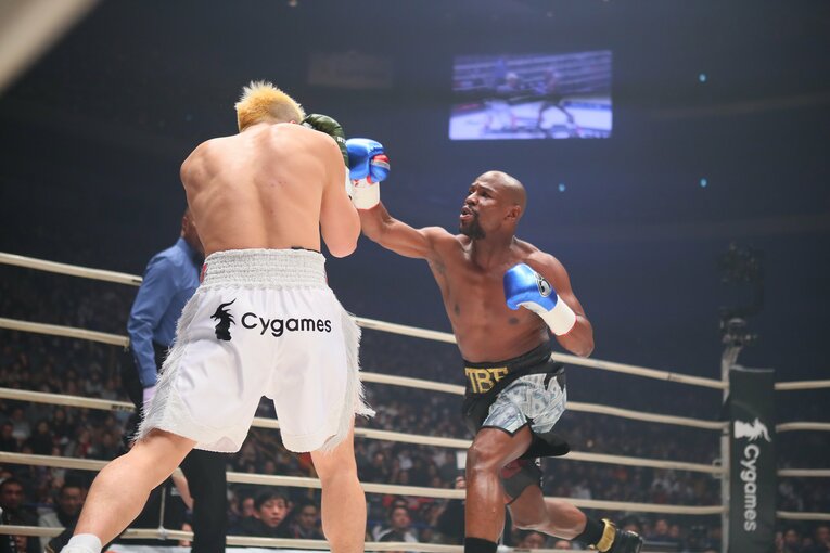 2018年大晦日、フロイド・メイウェザー・ジュニアとエキシビションで対戦　©RIZIN FF