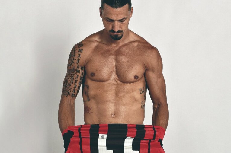 4リーグで優勝経験を持ち、得点王5度のイブラヒモビッチ。いまだ衰えない40歳とは思えぬ肉体を披露した ／ photograph by L’Équipe