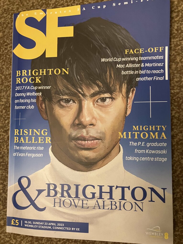 FA杯準決勝のマッチデープログラム。ブライトン版の表紙は三笘薫のイラストだった（なお、マンチェスター・ユナイテッド版の表紙はラッシュフォード）。三笘への注目の高さがうかがえる　©Kosuke Tajima