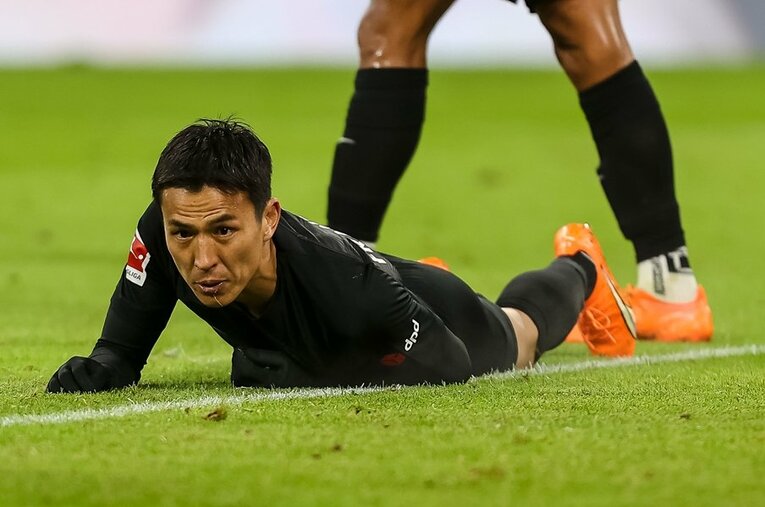 バイエルン戦での長谷部誠。39歳にしてブンデスリーガの重要な一戦で起用されることが、彼の価値を示している　©DeFodi Images/Getty Images