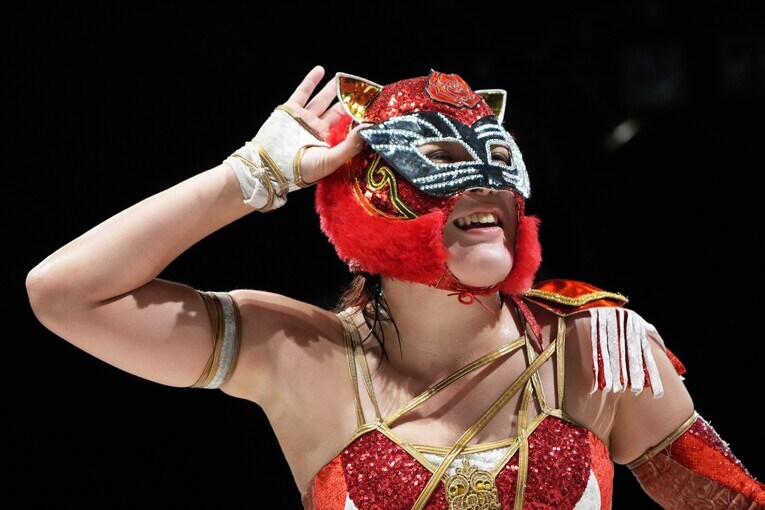 「イケメンマスク」に変身した林下詩美。10月27日、新木場1stRING　©Essei Hara