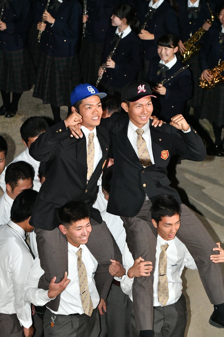 祝福される根尾昂（中日1位）、藤原恭大（ロッテ1位）　©BUNGEISHUNJU