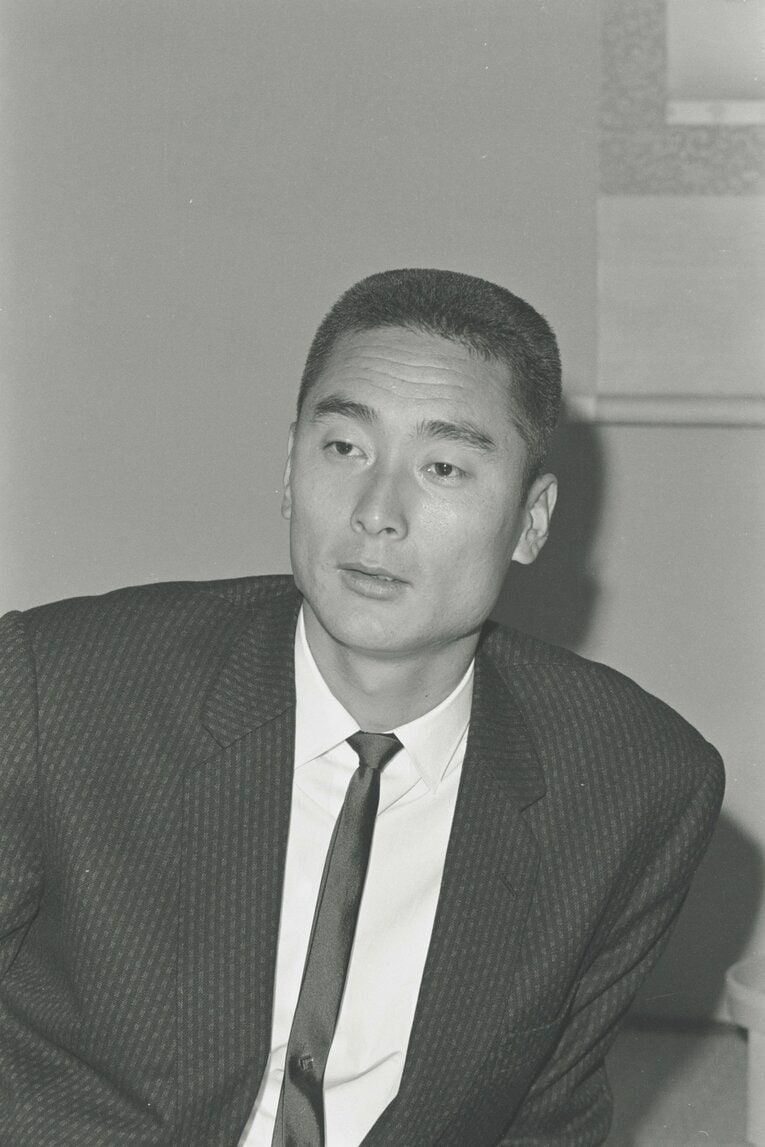 スーツ姿　©BUNGEISHUNJU