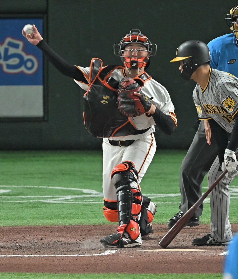 7月17日の阪神戦6回、ピッチドアウトで三振ゲッツーを奪った巨人・岸田行倫捕　©︎SANKEI SHIMBUN