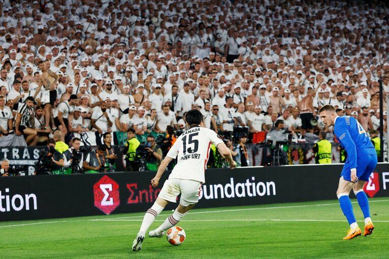 鎌田大地の号泣と“日の丸スパイク”に思い出す4年前の「カタールW杯には絶対出たいですよ」 長谷部誠とのEL優勝写真に“秘められた熱量”とは(64)