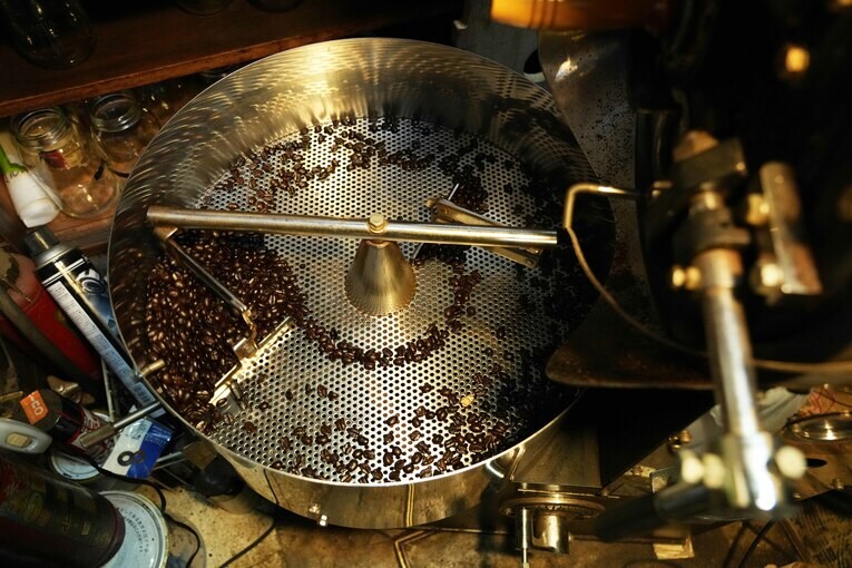 焙煎されて出てきたコーヒー豆　©Essei Hara