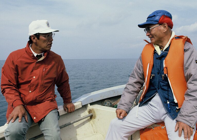 釣り船の上で対談する川上哲治氏（右）と藤田元司氏　(C)Koji Tsunoda