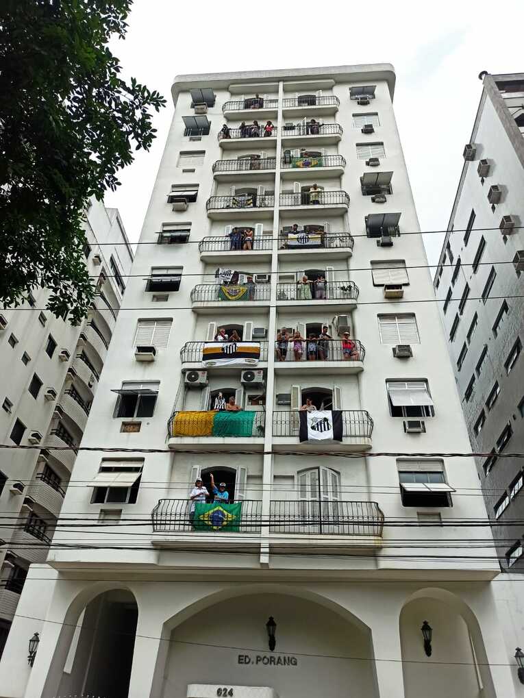 一斉にアパートのベランダに出てペレとの別れを惜しむ人々　©Hiroaki Sawada