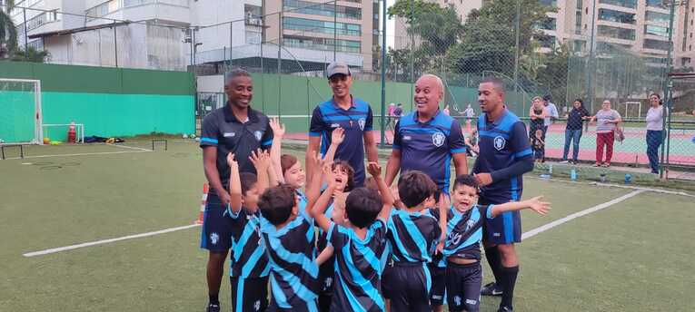 自身が運営するサッカースクールの子供たち、指導者たちと…写真はまだまだ続きます　©Hiroaki Sawada