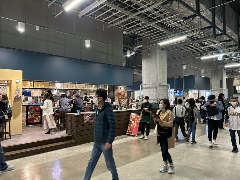 広大なフードコート　©Kou Hiroo