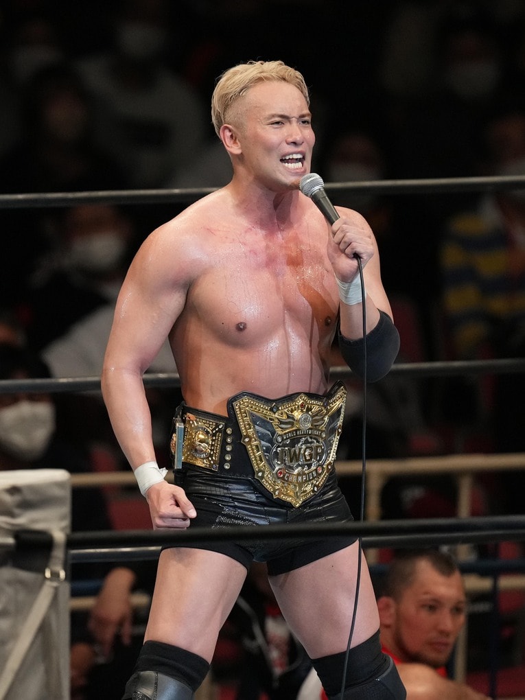 IWGP王座の初防衛に成功したオカダ