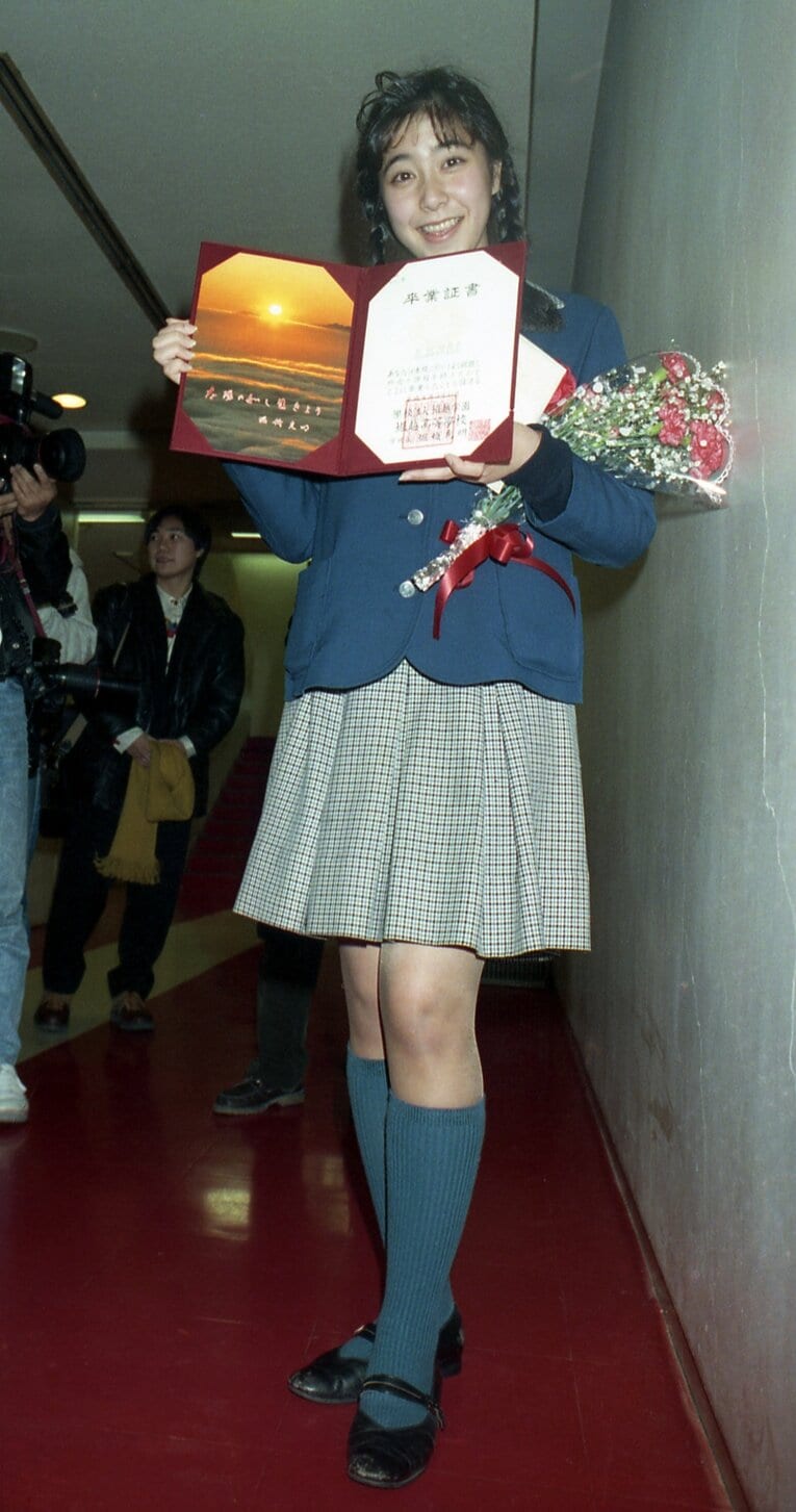 堀越高校の卒業式で（当時18歳）。1992年2月撮影 ©Sankei Shimbun