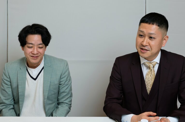 結成6年、初のM-1決勝で準優勝したドンデコルテ。小橋共作（ツッコミ担当、36歳、写真左）と渡辺銀次（ボケ、ネタ作り担当、40歳） ／ photograph by Shigeki Yamamoto