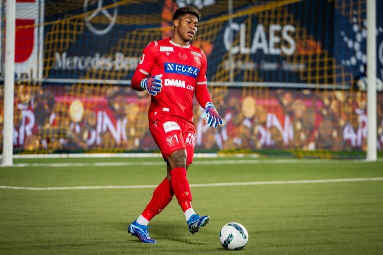 移籍1年目のシント・トロイデンで正GKを務める鈴木彩艶　©STVV