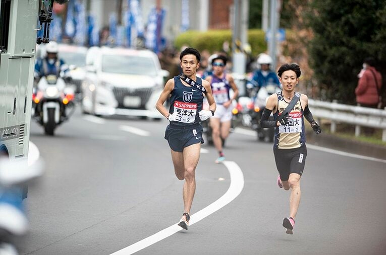 相澤晃（左）と伊藤達彦。各校の名を代表するエースとして箱根駅伝で競い合い、卒業後も互いに高めあっている ／ photograph by Yuki Suenaga