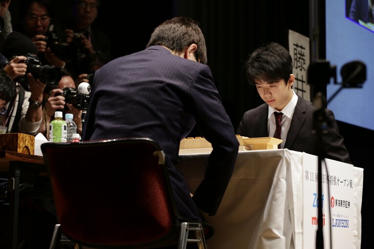 2018年、朝日杯で藤井聡太と対局　©Tadashi Shirasawa