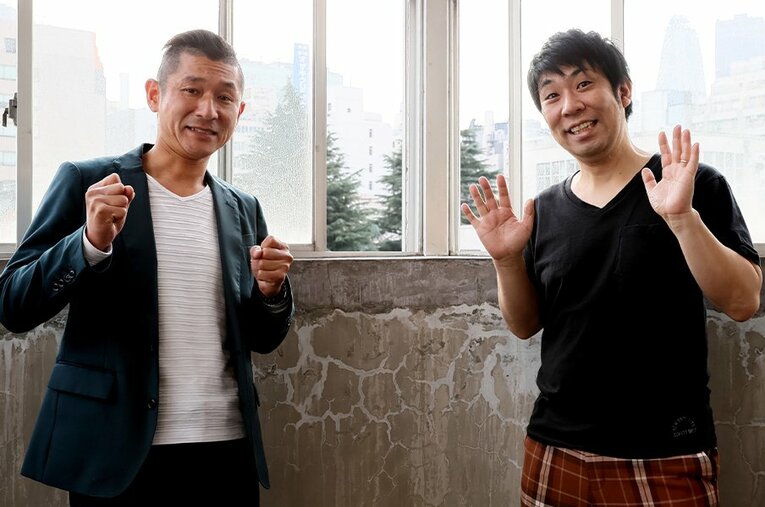 2010年M-1王者・笑い飯の哲夫さん（左、46歳）、2009年M-1王者・パンクブーブーの佐藤哲夫さん（右、45歳） ／ photograph by Shigeki Yamamoto
