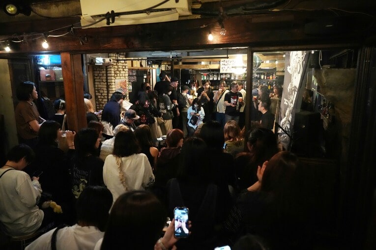 オープンして間もなく満員になったARENA下北沢　©Essei Hara