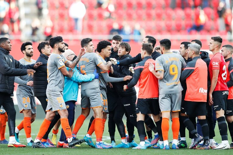 久保建英が“不可解判定”に怒った！ ラフプレーに抗議→イエローも…「バモス！クボ」とファンが信頼する理由〈撮影者の視点〉(54)