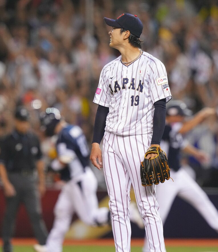 韓国戦の４回、パク・ドンウォンに本塁打を浴びて顔をしかめる高橋宏斗　©︎SANKEI SHIMBUN